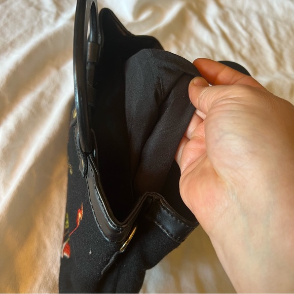 Beautiful black floral embroidered hand bag. Round handles - Picture 9 of 12